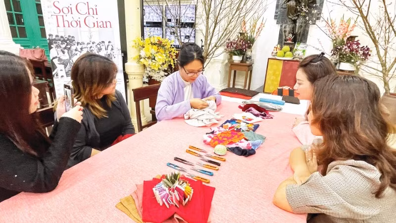 Một buổi thực hành kỹ thuật thêu trong dự án “Sợi chỉ thời gian”.