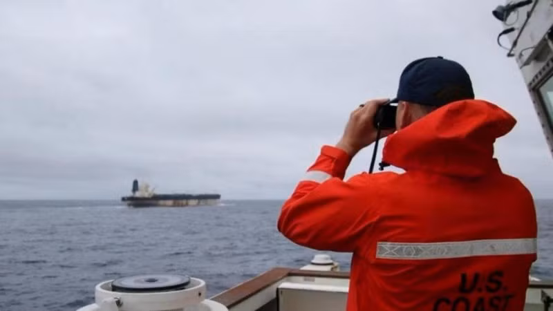 Lực lượng của Mỹ theo dõi tàu Marinera. (Ảnh: Bộ Tư lệnh châu Âu của Mỹ)