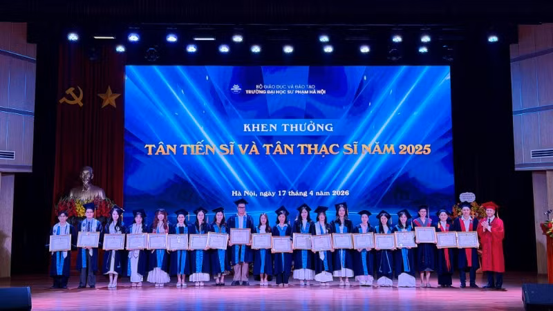 Trường đại học Sư phạm Hà Nội khen thưởng 23 tân Tiến sĩ, Thạc sĩ có thành tích tốt nghiệp xuất sắc. (Ảnh: QUỲNH NGUYỄN)