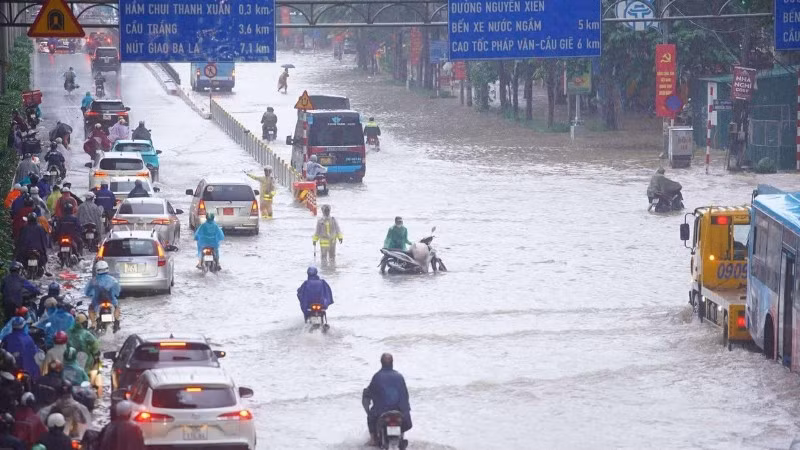 Lực lượng chức năng tổ chức điều tiết, phân luồng, bảo đảm an toàn giao thông cho người dân lưu thông qua khu vực Nguyễn Trãi.
