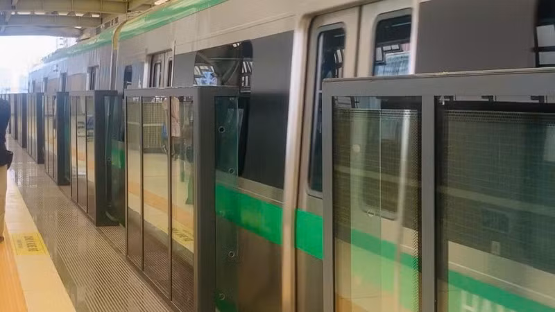 [Video] Người dân thích thú trải nghiệm tàu điện trên cao dịp nghỉ lễ