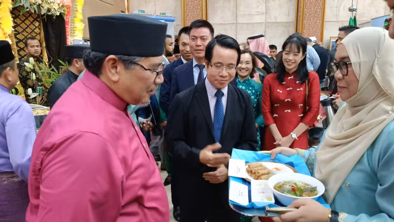 Giới thiệu về món phở và nem Việt Nam tại một sự kiện văn hóa ở Brunei. (Ảnh ĐẠI SỨ QUÁN VIỆT NAM TẠI BRUNEI)