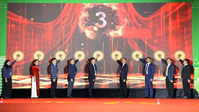 Các đại biểu ấn nút khai mạc hội chợ.