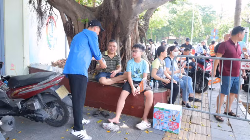 [Video] Thanh niên tình nguyện tiếp sức kỳ thi lớp 10