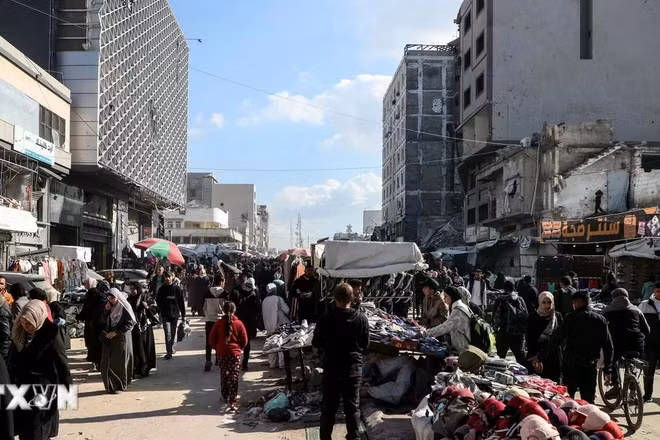 Người dân tại thành phố Gaza ngày 15/1/2026. (Ảnh: THX/TTXVN)