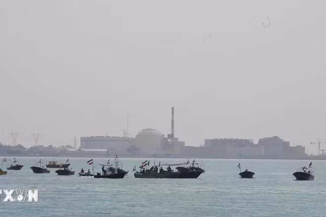 Tàu chiến của Lực lượng Vệ binh Cách mạng Hồi giáo Iran tại Vịnh Persian, gần Bushehr, Iran. (Nguồn: THX/TTXVN)