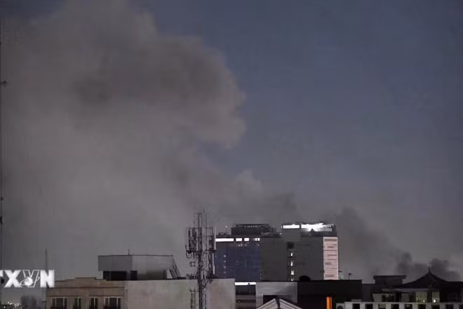 Khói bốc lên sau vụ tấn công tại Tehran, Iran, ngày 1/3/2026. (Ảnh: THX/TTXVN)