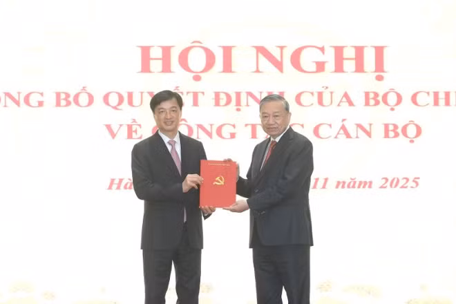 Tổng Bí thư Tô Lâm trao quyết định của Bộ Chính trị phân công đồng chí Nguyễn Duy Ngọc, Ủy viên Bộ Chính trị, Bí thư Trung ương Đảng, Chủ nhiệm Ủy ban kiểm tra Trung ương làm Bí thư Thành ủy Hà Nội nhiệm kỳ 2025-2030.