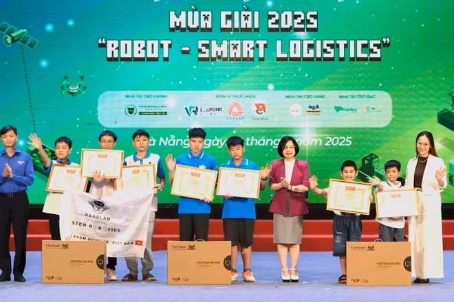 Ban tổ chức trao giải Nhất cho các đội.