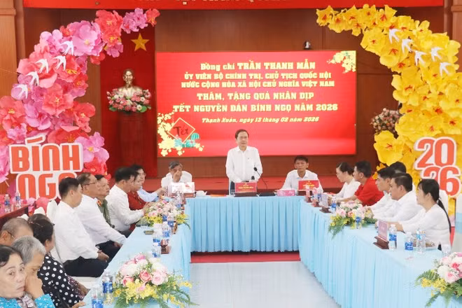 Chủ tịch Quốc hội Trần Thanh Mẫn cùng đoàn công tác đến thăm, chúc Tết và tặng quà cho 200 gia đình chính sách, hộ nghèo, hộ có hoàn cảnh đặc biệt khó khăn. (Ảnh: TTXVN)
