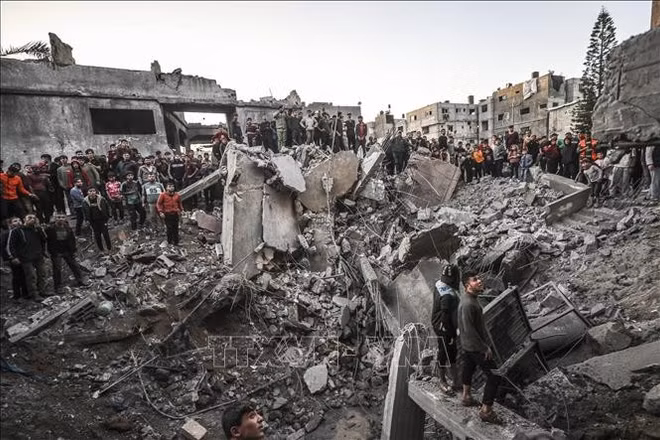 Quang cảnh đổ nát sau cuộc không kích của Israel tại Dải Gaza. (Ảnh: THX/TTXVN)