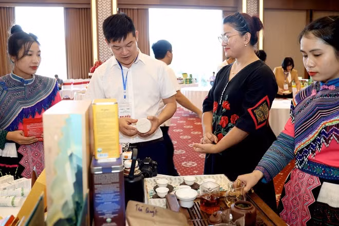 Các đại biểu tham quan gian trưng bày sản phẩm tiêu của các cơ sở công nghiệp nông thôn.