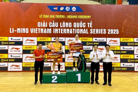 Ban tổ chức trao Huy chương Vàng cho vận động viên Vũ Thị Trang (Việt Nam) và Huy chương Bạc cho vận động viên OO Shan Zi (Malaysia) ở nội dung đơn nữ.