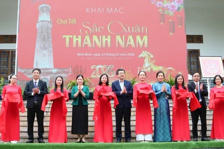Các đại biểu cắt băng khai mạc chợ Tết “Sắc xuân Thành Nam” năm 2026.