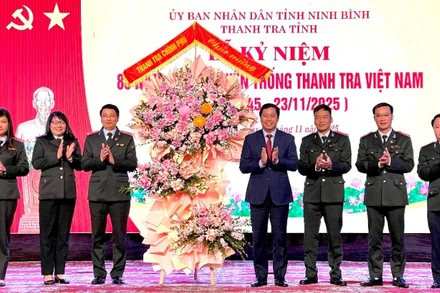 Đồng chí Dương Quốc Huy, Phó Tổng Thanh tra Chính phủ, tặng hoa chúc mừng Thanh tra tỉnh Ninh Bình.