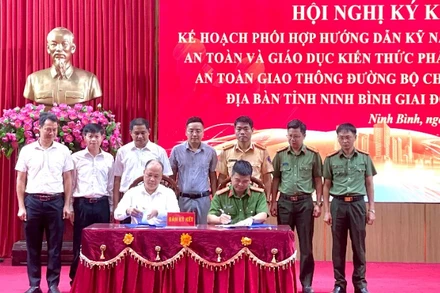 Lãnh đạo Công an tỉnh Ninh Bình, lãnh đạo Sở Giáo dục và Đào tạo tỉnh ký kết kế hoạch phối hợp nhằm bảo đảm trật tự an toàn giao thông cho học sinh trên địa bàn.