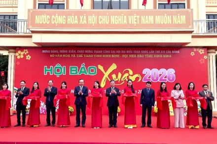 Các đại biểu cắt băng khai mạc Hội Báo Xuân Bính Ngọ 2026.