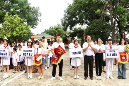 Ban tổ chức trao cờ lưu niệm cho các đơn vị tham gia. 