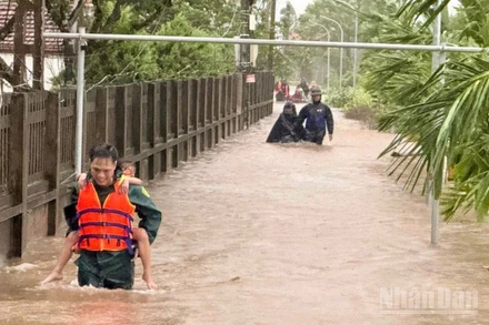 Bão số 10 gây ngập, có nơi ngập rất sâu tại Ninh Bình (Ảnh: VĂN LÚA)