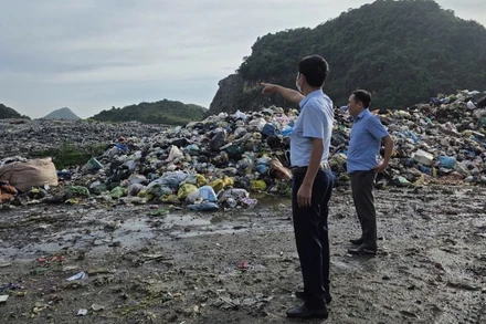 Hàng triệu tấn rác tồn động nhiều năm tại Thung Quèn Khó, phường Trung Sơn, tỉnh Ninh Bình. (Ảnh: VĂN LÚA)