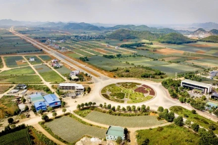 Vòng xuyến Đại lộ Hoa Lư tại nút giao xã Quang Sơn, thành phố Tam Điệp, tỉnh Ninh Bình.