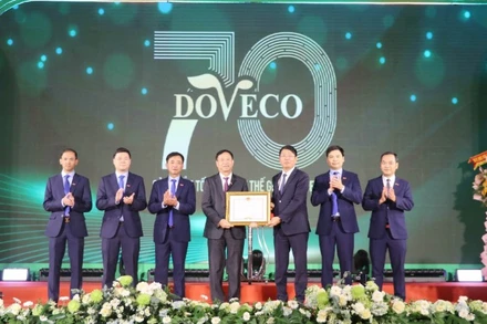 Lãnh đạo tỉnh Ninh Bình trao Bằng khen cho tập thể Công ty DOVECO.