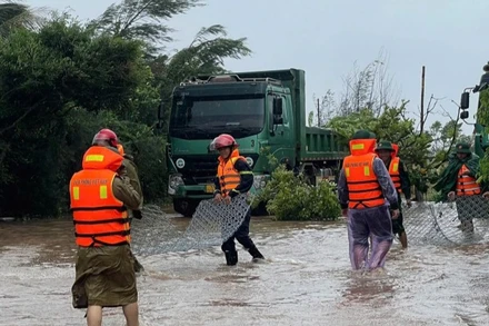 Lực lượng Công an tỉnh Ninh Bình triển khai quyết liệt các biện pháp phòng, chống, ứng phó, hỗ trợ, giúp đỡ nhân dân khắc phục hậu quả cơn bão số 10.