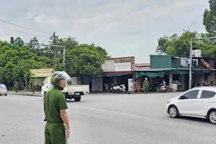 Lực lượng Công an tỉnh Ninh Bình phân luồng, điều tiết giao thông trên các tuyến đường trọng điểm, các chốt giao thông phức tạp. 