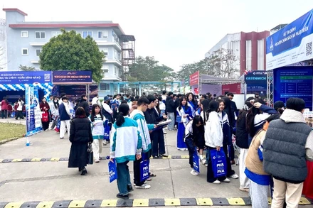 Hàng nghìn học sinh đến tham dự chương trình tuyển sinh-hướng nghiệp năm 2026.