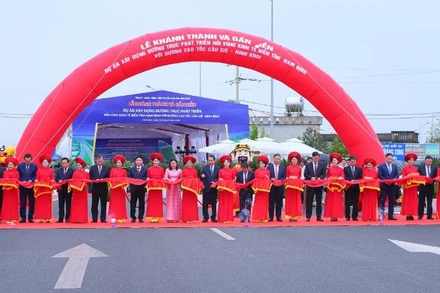Các đồng chí Thường trực Tỉnh ủy và các đại biểu thực hiện nghi thức cắt băng khánh thành tuyến đường trục phát triển nối vùng kinh tế biển tỉnh với đường cao tốc Cầu Giẽ-Ninh Bình tại xã Yên Cường.