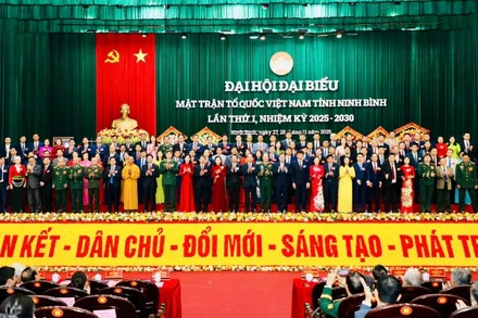 Các đồng chí ủy viên Mặt trận Tổ quốc Việt Nam tỉnh Ninh Bình khóa I, nhiệm kỳ 2025-2030 ra mắt tại Đại hội.