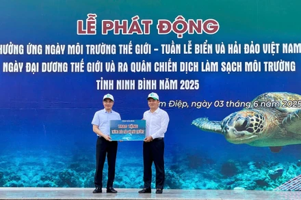 Lãnh đạo tỉnh Ninh Bình trao biển tượng trưng 200 thùng phân loại rác thải tại nguồn cho đại diện thành phố Tam Điệp.