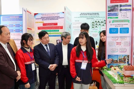 Các đại biểu tham quan sản phẩm dự thi. 