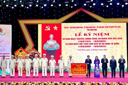 Lãnh đạo tỉnh Ninh Bình trao tặng Bức trướng “Trung thành, tận tụy, gương mẫu đi đầu, vì nước quên thân, vì dân phục vụ" cho Công an tỉnh.