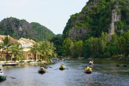 Du khách tham quan tại Khu du lịch Tam Cốc-Bích Động, Ninh Bình.