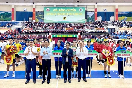 Ban tổ chức trao cờ lưu niệm và tặng hoa cho các đội tham gia. 