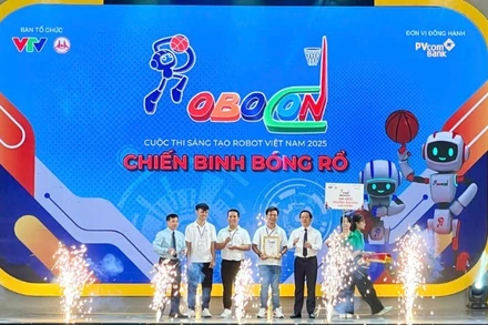 Ban tổ chức trao giải Nhất cho đội LH-UDS đến từ trường Đại học Lạc Hồng.