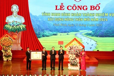 Thay mặt lãnh đạo Đảng và Nhà nước, Phó Chủ tịch Quốc hội Nguyễn Thị Thanh trao Quyết định của Thủ tướng Chính phủ công nhận tỉnh Ninh Bình hoàn thành nhiệm vụ xây dựng nông thôn mới cho lãnh đạo tỉnh Ninh Bình.