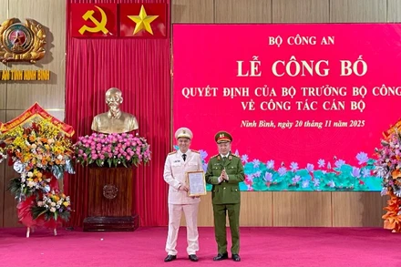 Lãnh đạo Bộ Công an trao Quyết định điều động, bổ nhiệm đồng chí Thượng tá Cù Quốc Thắng giữ chức Giám đốc Công an tỉnh Ninh Bình.