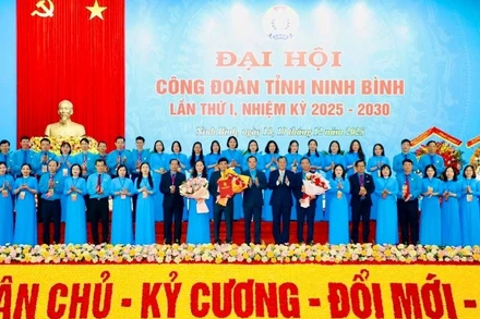 Ra mắt Ban Chấp hành Liên đoàn Lao động tỉnh Ninh Bình khóa I, nhiệm kỳ 2025-2030 tại Đại hội.