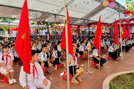 692 học sinh Trường tiểu học Ninh Giang, phường Tây Hoa Lư, tỉnh Ninh Bình dự lễ khai giảng, đón chào năm học mới. 