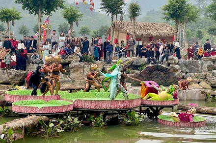 Minishow thực cảnh đa điểm chạm độc bản tại Ninh Bình với chủ đề “Khúc hát thiên nhiên” kéo dài khoảng 45 phút/suất, tổ chức 2-4 suất mỗi ngày với 4 trạm biểu diễn liên hoàn giữa không gian núi rừng Thung Nham.