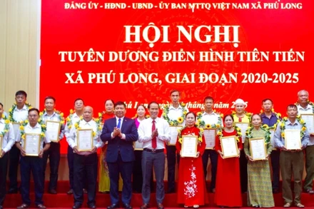 Nhiều tập thể, cá nhân điển hình tiên tiến trong phong trào thi đua yêu nước giai đoạn 2025 được xã Phú Long biểu dương, khen thưởng.