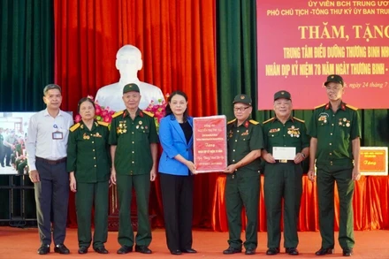 Đồng chí Nguyễn Thị Thu Hà, Ủy viên Trung ương Đảng, Phó Chủ tịch-Tổng Thư ký Ủy ban Trung ương Mặt trận Tổ quốc Việt Nam tặng quà cho Trung tâm điều dưỡng Thương binh Nho Quan, tỉnh Ninh Bình.