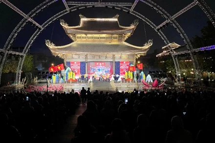 Chương trình gồm nhiều tiết mục ca, múa, nhạc được dàn dựng công phu, kết hợp hài hòa giữa nghệ thuật truyền thống và đương đại.