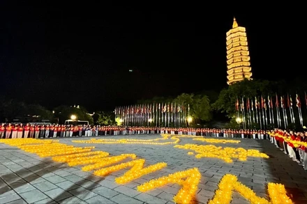 Các đại biểu thực hiện nghi thức nhiễu đăng và nguyện đăng tại khu vực bản đồ Việt Nam, nơi có Trường Sa và Hoàng Sa trong khuôn viên chùa Bái Đính.