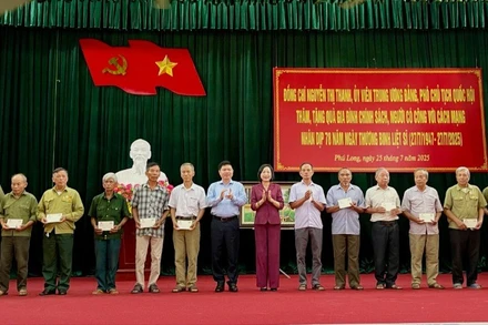 Phó Chủ tịch Quốc hội Nguyễn Thị Thanh và Bí thư Tỉnh ủy Ninh Bình Trương Quốc Huy trao quà cho các gia đình chính sách, người có công với cách mạng xã Phú Long, tỉnh Ninh Bình.