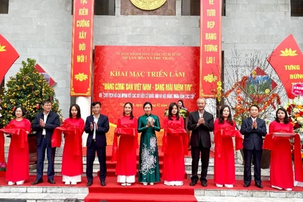 Các đại biểu cắt băng khai mạc triển lãm.