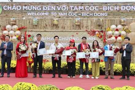 Ban tổ chức trao giấy chứng nhận cho các doanh nghiệp, câu lạc bộ thiện nguyện, đơn vị tham gia tài trợ, đồng hành thực hiện chương trình.