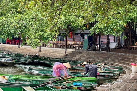 Người dân neo đậu, gia cố thuyền về nơi an toàn tại Khu du lịch Tam Cốc-Bích Động, Ninh Bình.